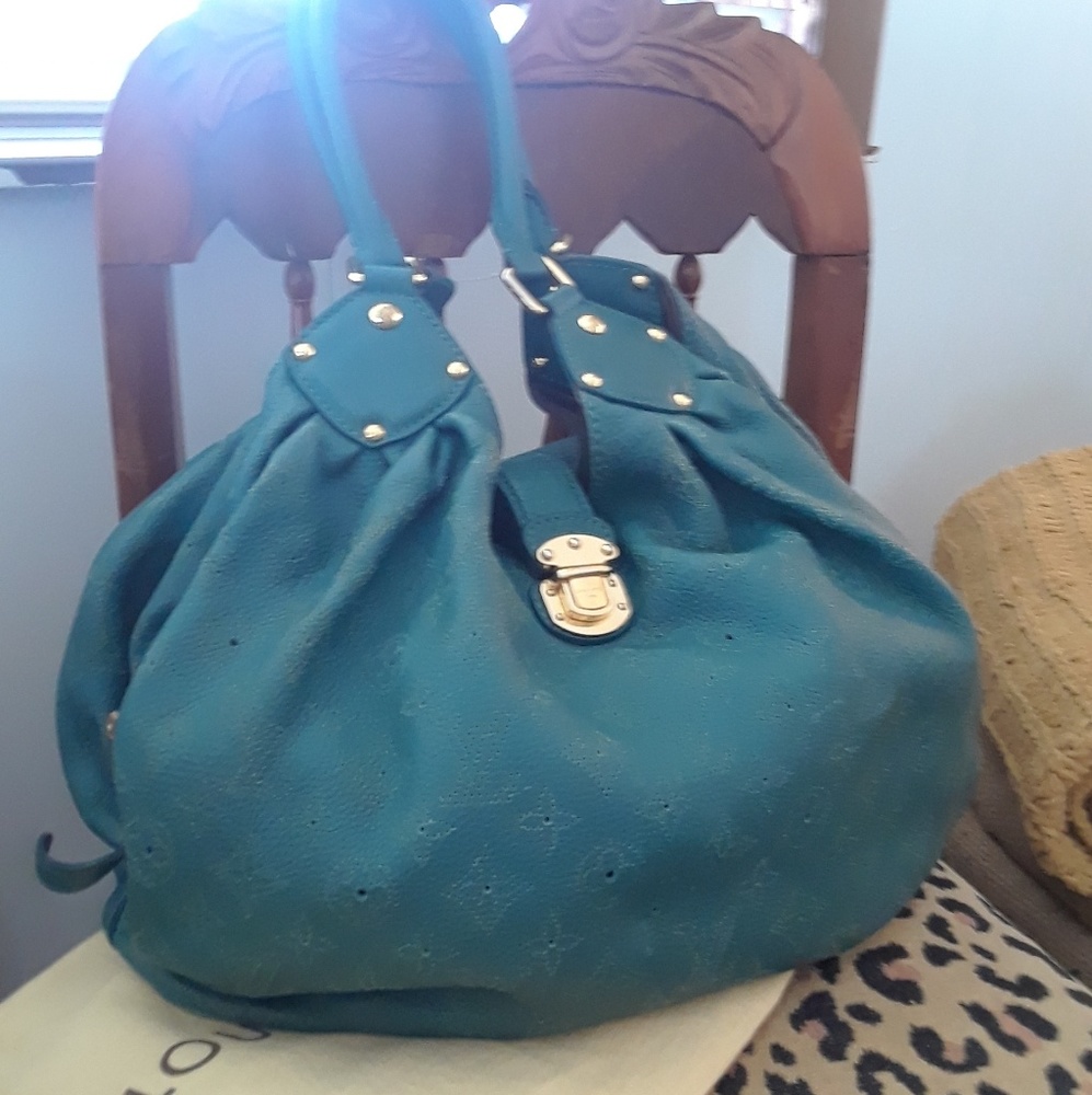 💯% Authentic Louis Vuitton XL Mahina - Picture 8 of 8